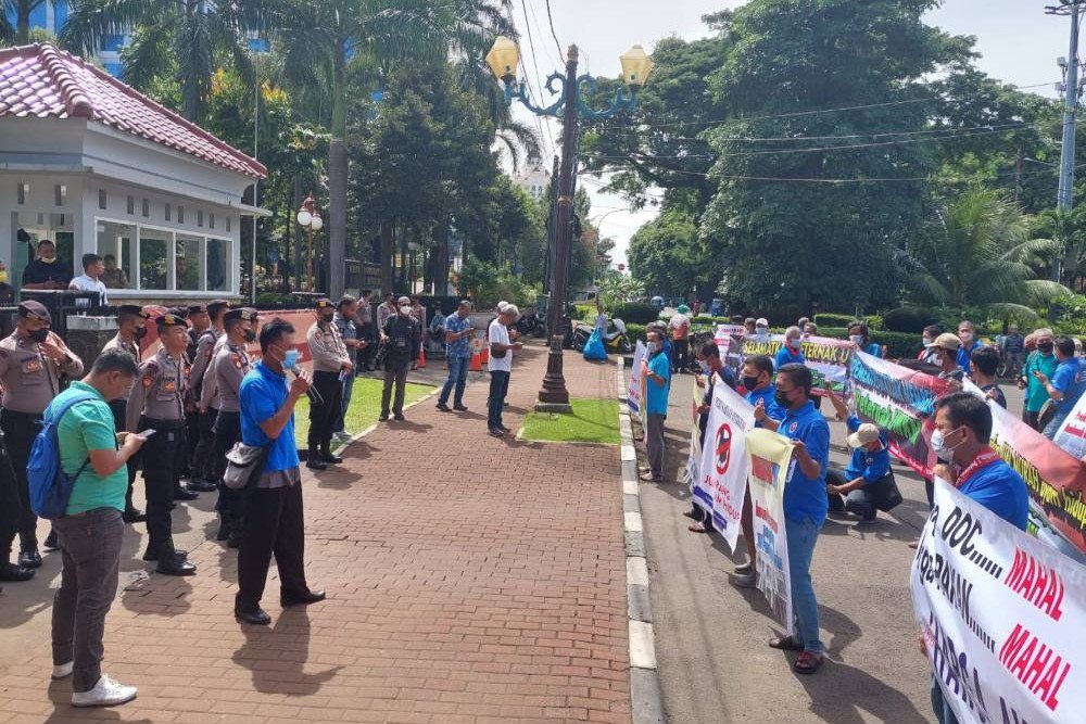 Puluhan peternak ayam ras menggelar demonstrasi di depan Kantor Kementerian Koordinator Perekonomian, Selasa (13/12/2022)/Bisnis-Indra Gunawan