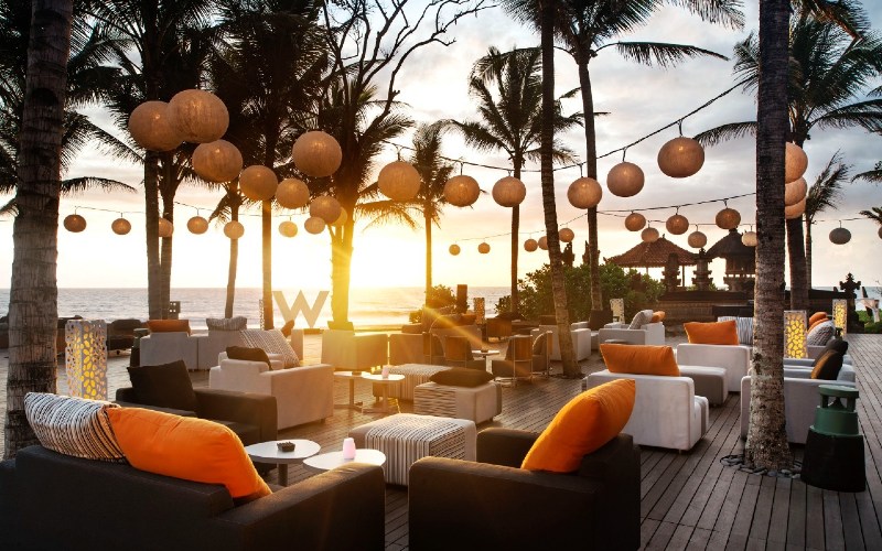 Tamu W Bali Seminyak juga dapat bersantai di akhir pekan dengan menikmati pemandangan sunset dengan alunan musik yang groovy dan asyik dari Andy Chunes (PNNY / NL), Marc Roberts (Pantai People) dan Damian Saint pada 27 Maret 2021. /W Bali