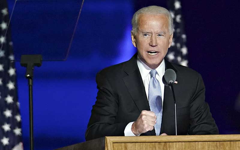 Presiden terpilih AS Joe Biden menyampaikan pidato kemenangan di Wilmington, Delaware, AS, Sabtu (7 /11/2020). Bloomberg/Sarah Silbiger.