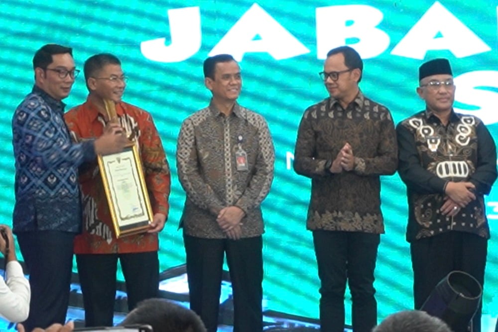 Wakil Bupati Sumedang Erwan Setiawan menerima langsung penghargaan pada Jabar Stunting Summit (JSS) 2022 di Gedung Sate Bandung, Rabu (14/12/2022).