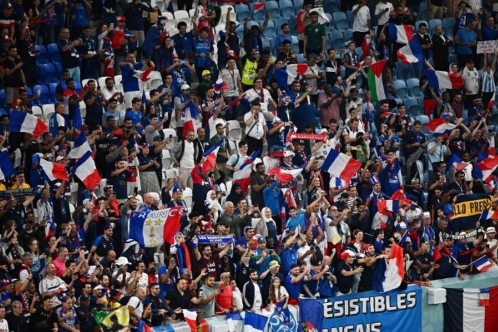 Pendukung Prancis merayakan akhir pertandingan sepak bola Grup D Piala Dunia 2022 Qatar antara Prancis dan Australia di Stadion Al-Janoub di Al-Wakrah, selatan Doha./Istimewa