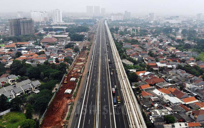 Foto aerial kendaraan melintas di Jalan Tol Jakarta-Cikampek di Bekasi, Jawa Barat, Rabu (15/4/2020). Bisnis/Himawan L Nugraha