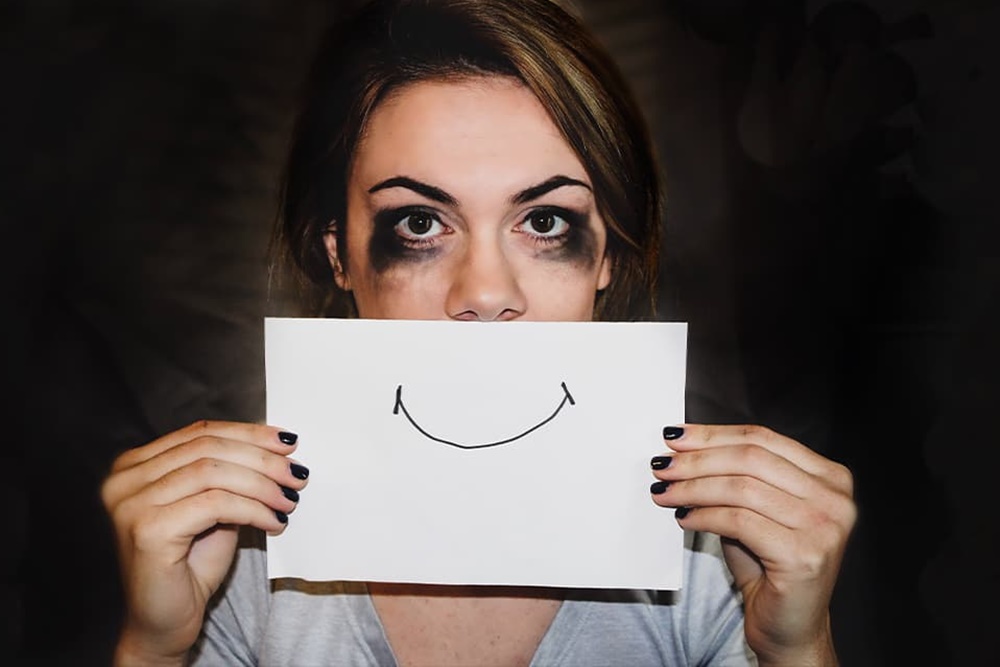  Gejala dan Penyebab Smiling Depression, Pura-pura Ceria saat Depresi
