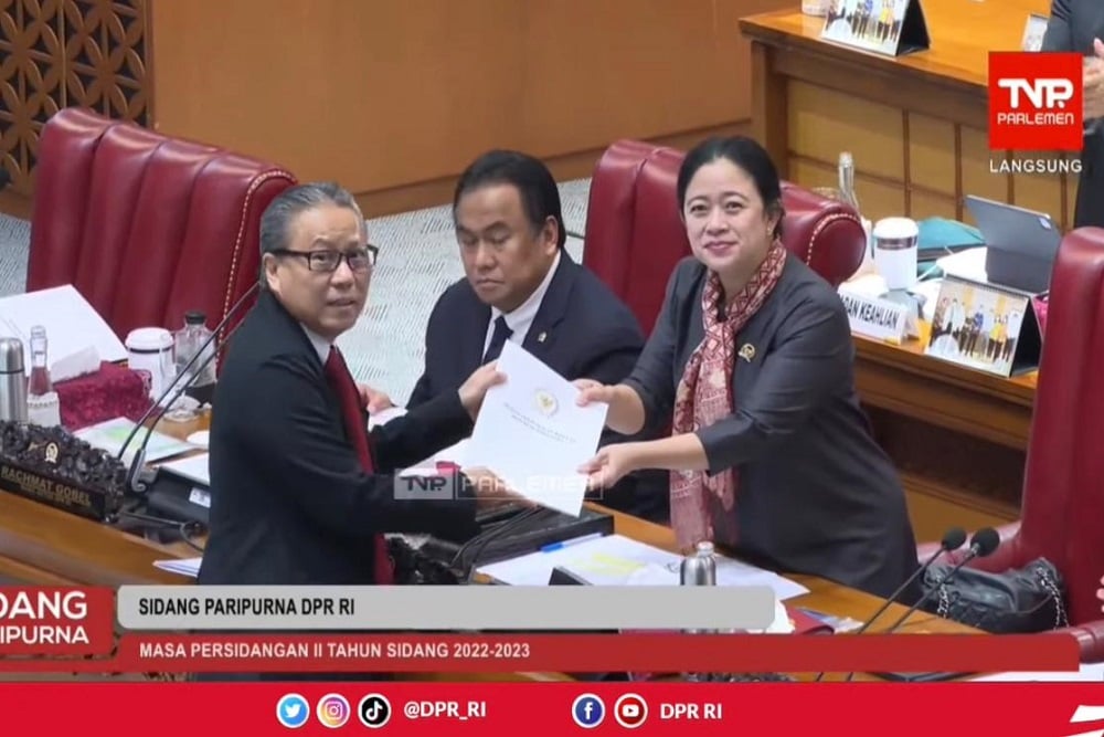 Ketua DPR RI Puan Maharani mengesahkan RUU PPSK menjadi UU PPSK atau omnibus law keuangan dalam sidang paripurna pada Kamis (15/12/2022).