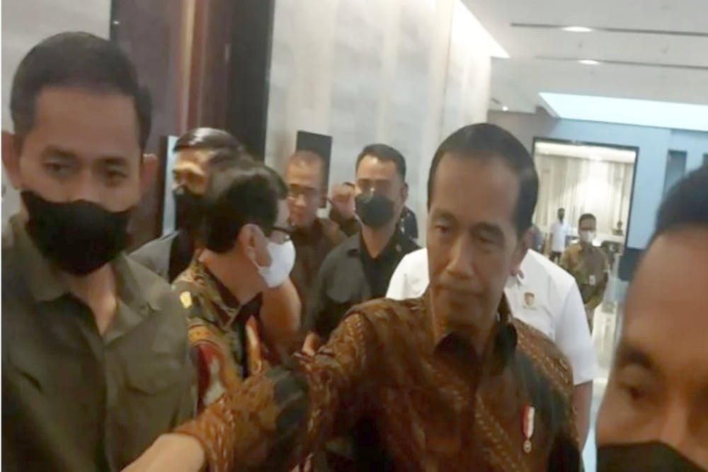 Presiden RI Joko Widodo menyambut anggota Bawaslu pada acara Konsolidasi Nasional Bawaslu 2022 di Jakarta, Sabtu (17/12/2022)./Antara