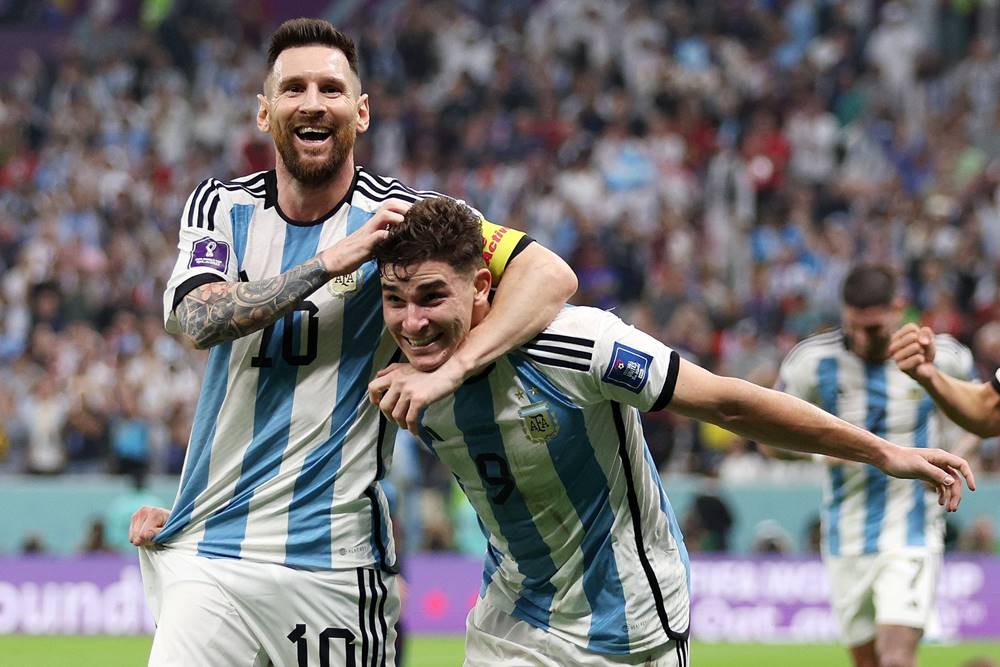 Pemain timnas Argentina, Julian Alvarez (kanan) dan Lionel Messi. Prediksi Skor Argentina Vs Prancis, Susunan Pemain, Siapa Juara Piala Dunia 2022?/ FIFA
