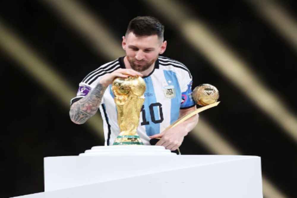 Lionel Messi beberapa kali mengusap dan mencium trofi Piala Dunia 2022/FIFA