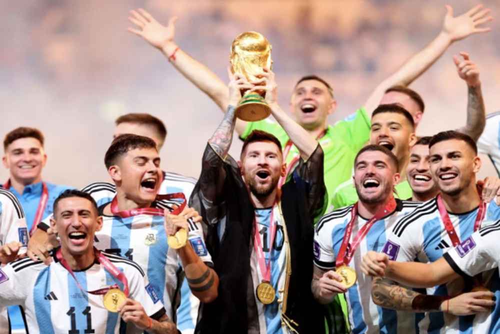 Arti Jubah Hitam yang Dipakai Lionel Messi kala Angkat Trofi Piala Dunia 2022