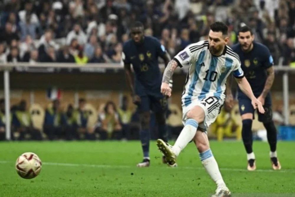Striker timnas Argentina Lione Messi mencetak gol dari titik penalti ke gawang Prancis pada pertandingan Final Piala Dunia Qatar 2022 di Stadion Lusail, Lusai, Qatar, Minggu (18/12/2022)./Antara
