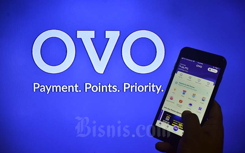 Warga melakukan transaksi melalui aplikasi OVO di Jakarta, Minggu (16/1/2022). Bisnis/Fanny Kusumawardhani