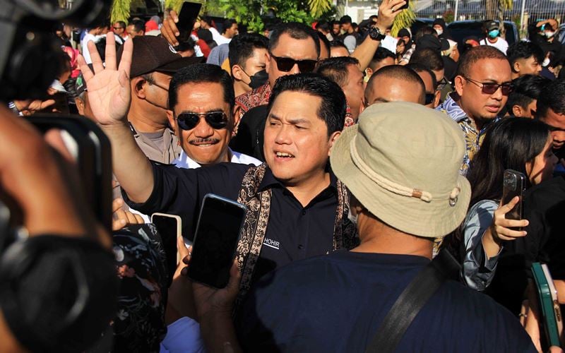  Ribuan Warga Menyambut Erick Thohir saat Mendarat di Bandara Minangkabau