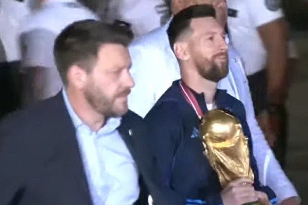  FOTO: Lionel Messi dan Trofi Piala Dunia 2022 Tiba di Argentina