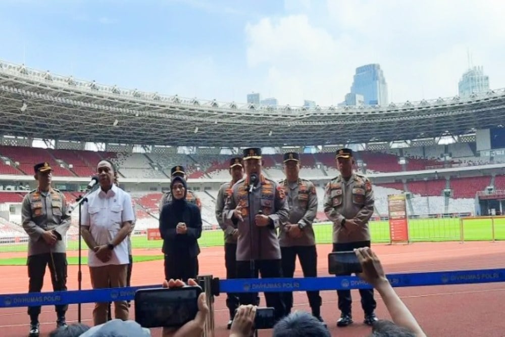 Kapolri Jenderal Pol. Listyo Sigit Prabowo bersama Menteri Pemuda dan Olahraga Zainudin Amali memberikan keterangan pers persiapan penyelenggaraan pertandingan Piala AFF 2022 di GBK, Jakarta, Selasa (20/12/2022)./Antara