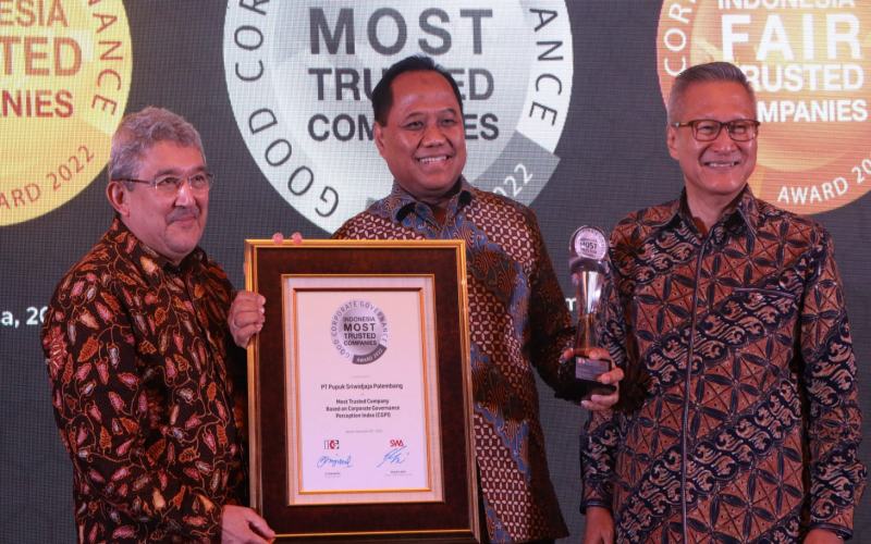 Direktur Utama PT Pupuk Sriwidjaja Palembang, Tri Wahyudi Saleh (tengah), menerima penghargaan yang diberikan kepada PT Pusri sebagai Most Trusted Company Based on Corporate Governance  Perception Index (CGPI)./Istimewa