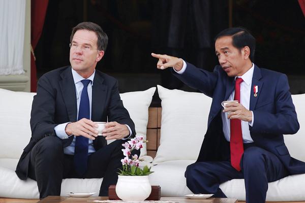 Presiden Joko Widodo (kanan) berdiskusi dengan Perdana Menteri Kerajaan Belanda Mark Rutte saat kunjungan kerja di Istana Merdeka, Jakarta, Rabu (23/11)./REUTERS-Darren Whiteside 