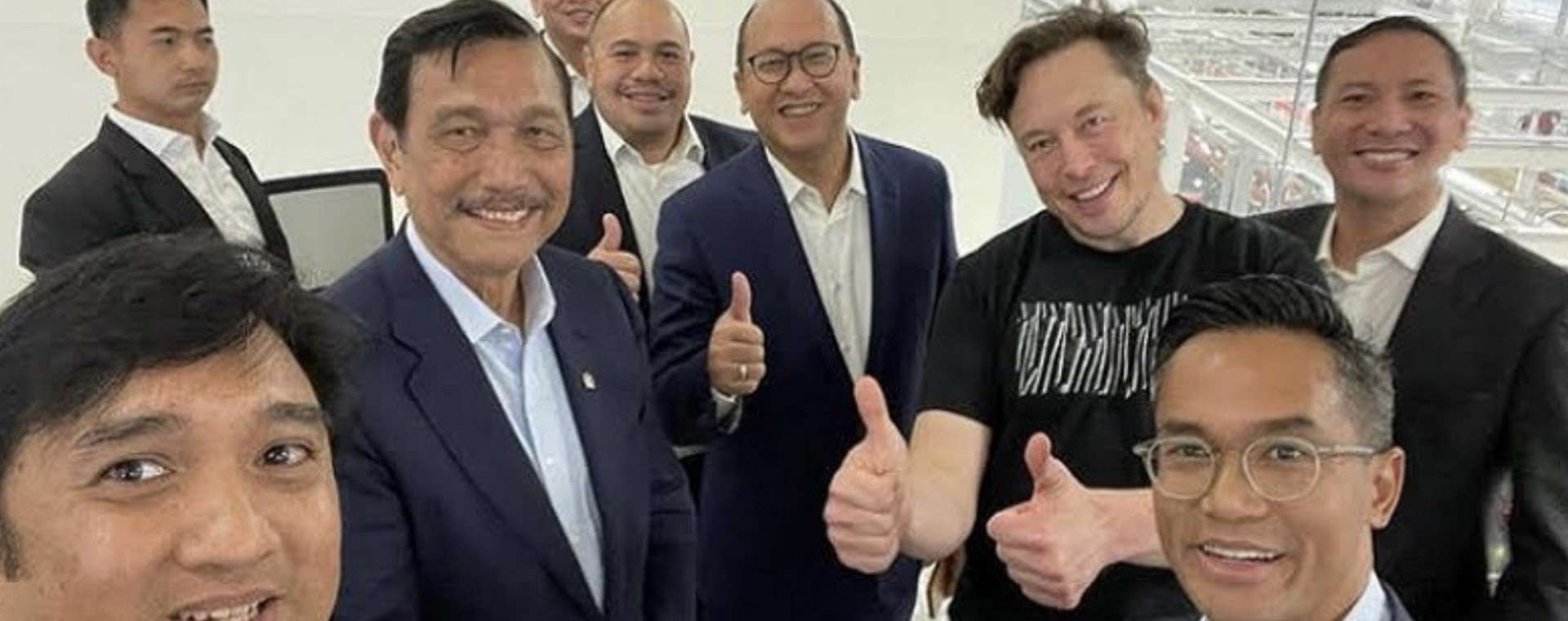 Menteri Koordinator Bidang Kemaritiman dan Investasi (Menko Marves) Luhut Binsar Pandjaitan bertemu dengan CEO Tesla Inc. Elon Musk - Instagram Anindya Bakrie.rn