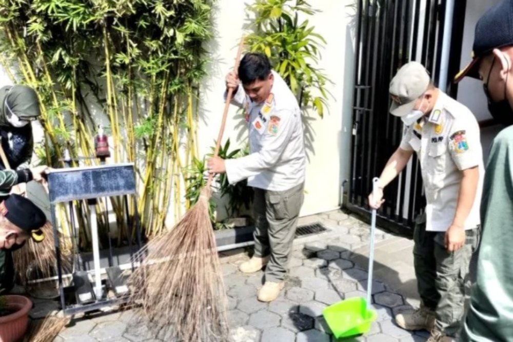  Natal dan Tahun Baru 2023: Satpol PP Bersihkan Sejumlah Gereja di Jakarta
