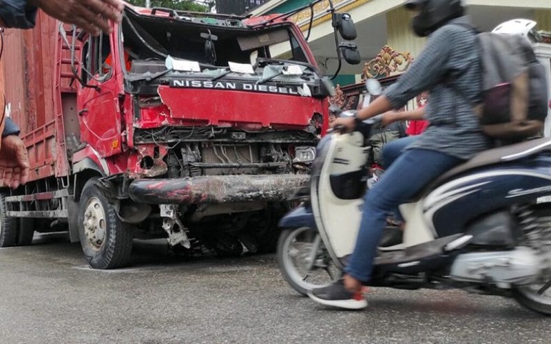 Truk tronton rusak berat akibat menabrak sejumlah kendaraan yang berhenti saat lampu merah menyala di persimpangan Rapak, Kota Balikpapan, Kalimantan Timur. Jumat (21/1/2022). ANTARA/Novi Abdi/am