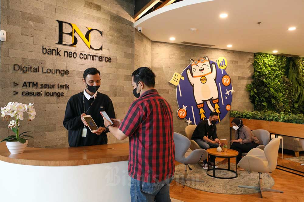 Karyawan melayani nasabah di Digital Lounge PT Bank Neo Commerce Tbk. (BBYB) di Jakarta, Selasa (27/9/2022). Bisnis/Suselo Jati
