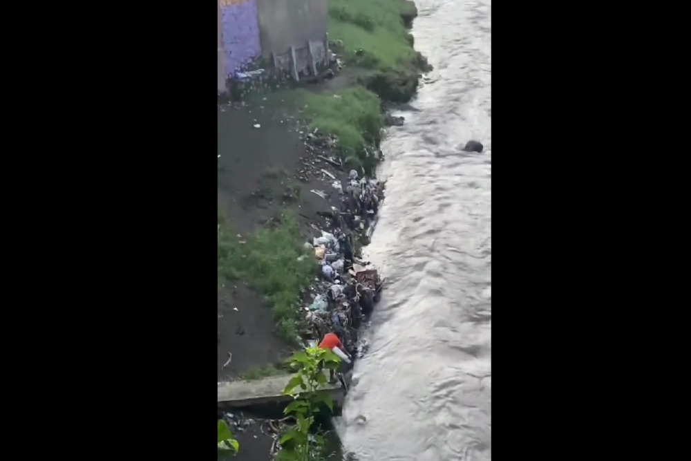  Video Buang Sampah di Sungai Brantas Kota Malang Diperbincangkan