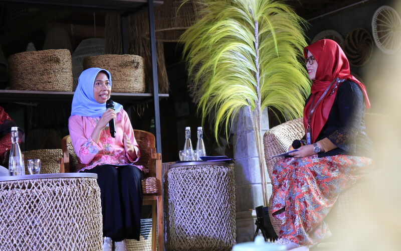 Direktur Utama PIP, Ririn Kadariyah (kiri), saat mengisi diskusi peringatan Hari Ibu yang digelar pada Kamis (22/12/2022) di wilayah Kulon Progo, DI Yogyakarta./Bisnis-Muhammad Faisal Nur Ikhsan.