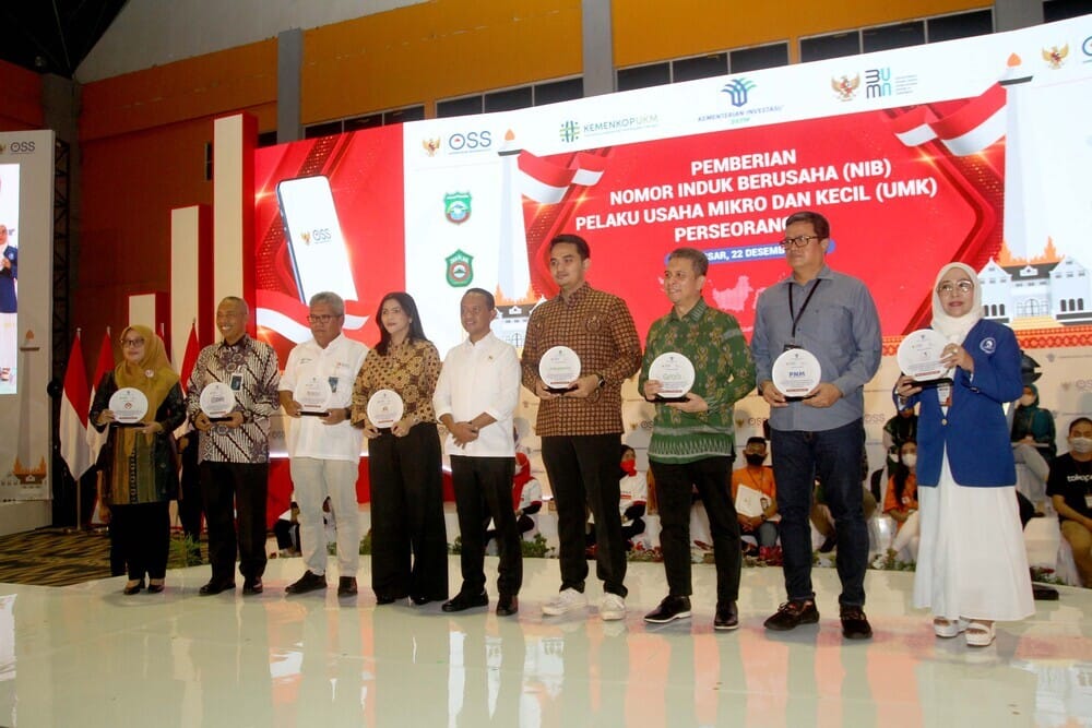 Seremonial pemberian NIB kepada UMK di Kota Makassar oleh Menteri Investasi dan Kepala BKPM Bahlil Lahadlia / Nugriho Kassa-Bisnis