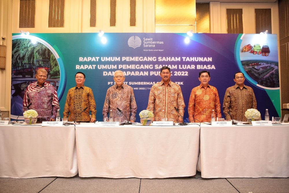 Jajaran Komisaris dan Direksi emiten perkebunan PT Sawit Sumbermas Sarana Tbk. (SSMS) berfoto bersama selepas Rapat Umum Pemegang Saham Tahunan (RUPST) pada Senin (23/5/2022).