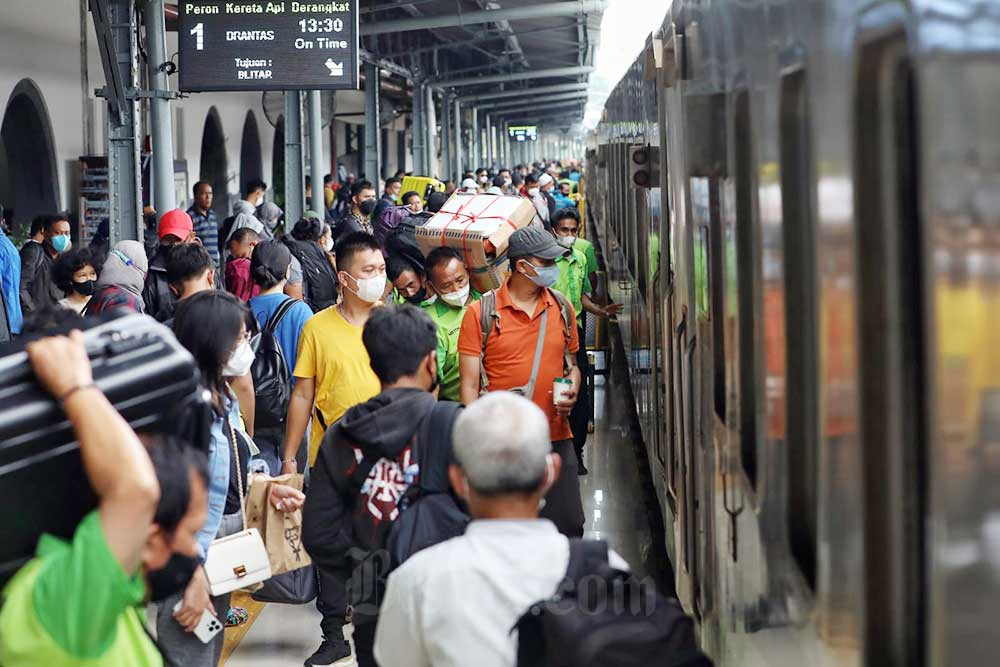  Libur Nataru, 38.000 Orang Naik Kereta dari Gambir dan Pasar Senen Hari Ini