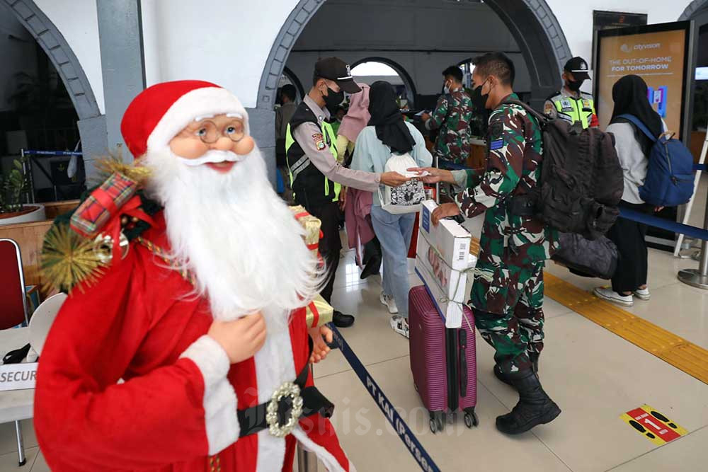  Libur Natal, Stasiun Pasar Senen Mulai Dipadati Penumpang