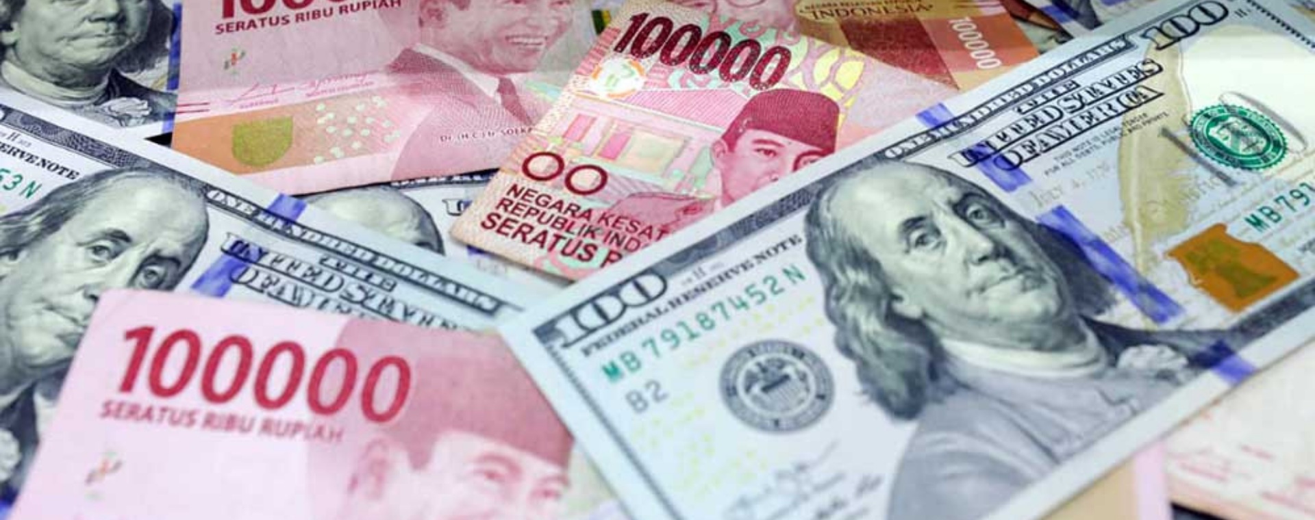 Mata uang rupiah dan dolar Amerika Serikat di salah satu money changer, Jakarta, Sabtu (30/7/2022). Bisnis - Himawan L Nugraha