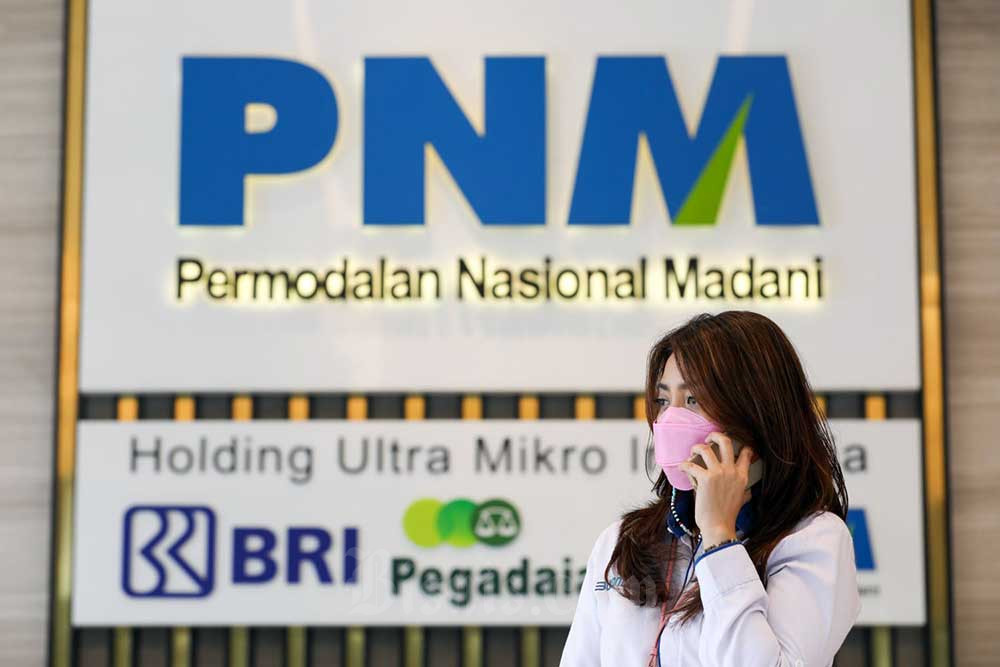 Karyawati beraktivitas di kantor PT Permodalan Nasional Madani (PNM) di Jakarta, Senin (27/6). Bisnis/Suselo Jati