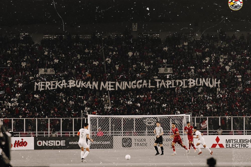  Spanduk \'Mereka Bukan Meninggal tapi Dibunuh\' Membentang di Laga Indonesia vs Kamboja