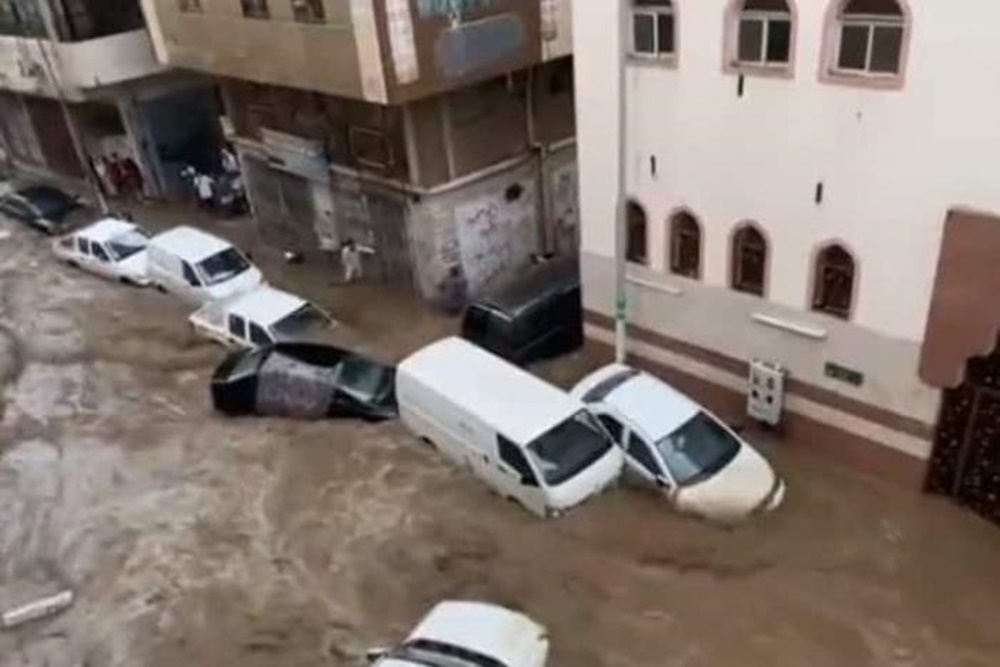  Mekah Diterjang Banjir Bandang, Kendaraan Terseret Arus