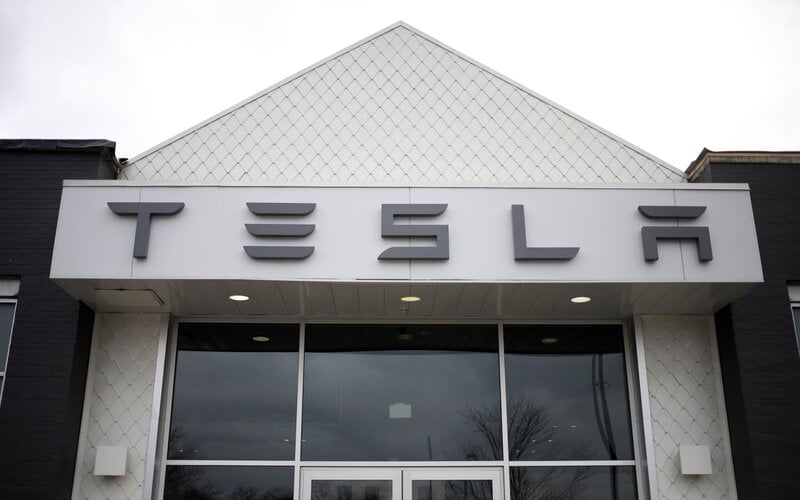  Jelang Akhir Tahun Tesla Setop Produksi di China, Kenapa?