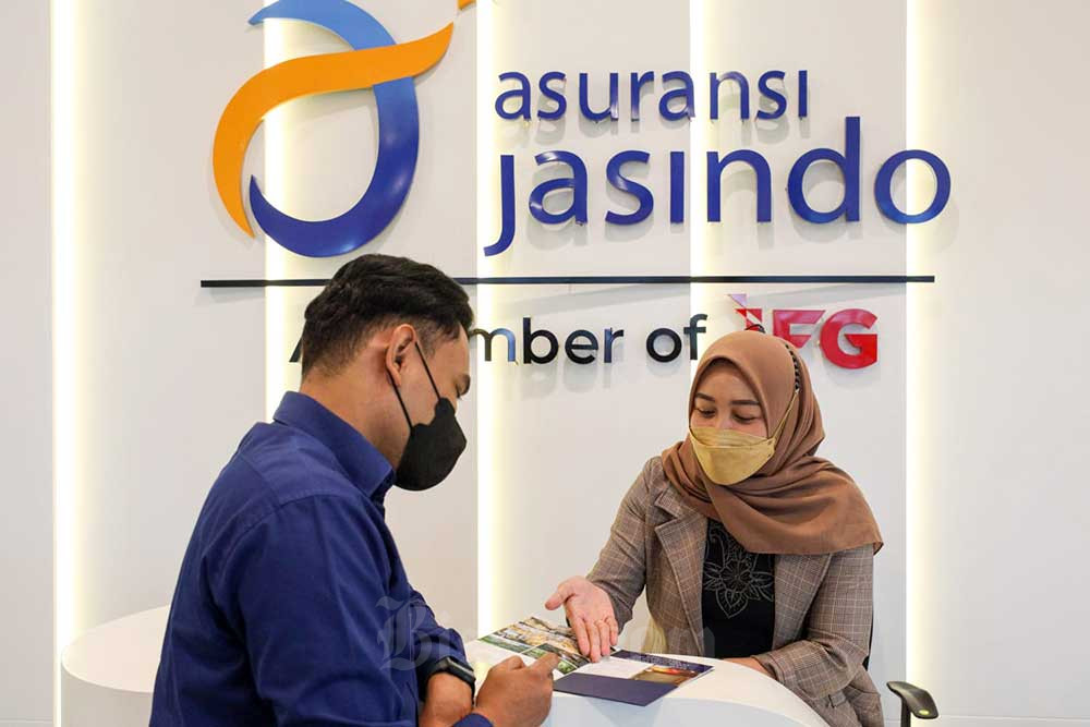 Karyawati melayani nasabah di kantor PT Asuransi Jasa Indonesia (Asuransi Jasindo) di Jakarta, Senin (22/8/2022). Bisnis/Suselo Jati