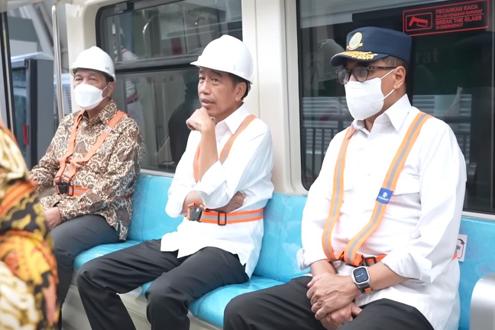  Canggih! Jokowi dan Luhut Cs Jajal LRT ke TMII Tanpa Masinis