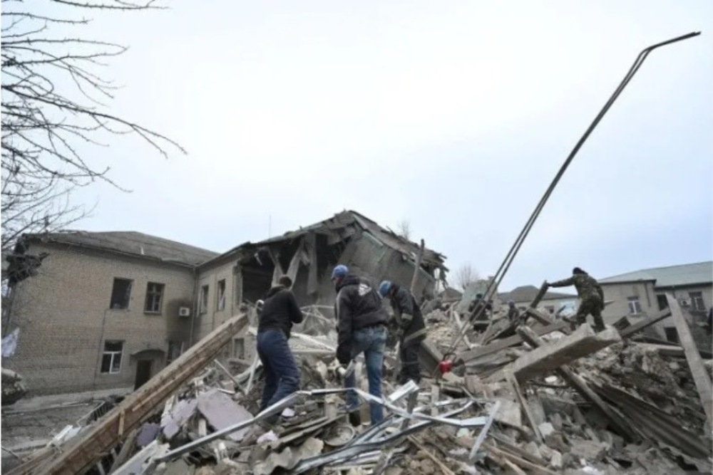 Arsip - Tim penyelamat bekerja di lokasi bangsal bersalin sebuah rumah sakit yang dihancurkan oleh serangan rudal Rusia, saat serangan mereka ke Ukraina berlanjut, di Vilniansk, wilayah Zaporizhzhia, Ukraina, 23 November 2022. - Antara 