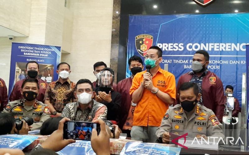 Indra Kenz, afiliator Binary Option Binomo menyampaikan permintaan maaf kepada masyarkat saat ditampilkan dalam konferensi pers di Mabes Polri, Jakarta, Jumat (25/3/2022) - ANTARA/Laily Rahmawaty.
