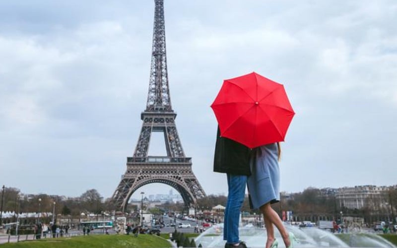Ilustrasi pasangan berada di dekat Menara Eiffel, Paris, Prancis/Freepik