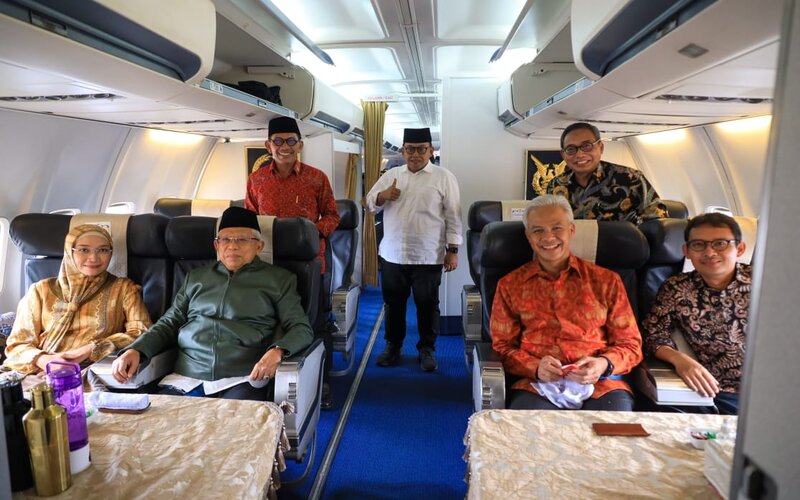 Wapres Maruf Amin, Gubernur Jateng Ganjar Pranowo, dan tim di pesawat/ Tim Media Wapres RI. 
