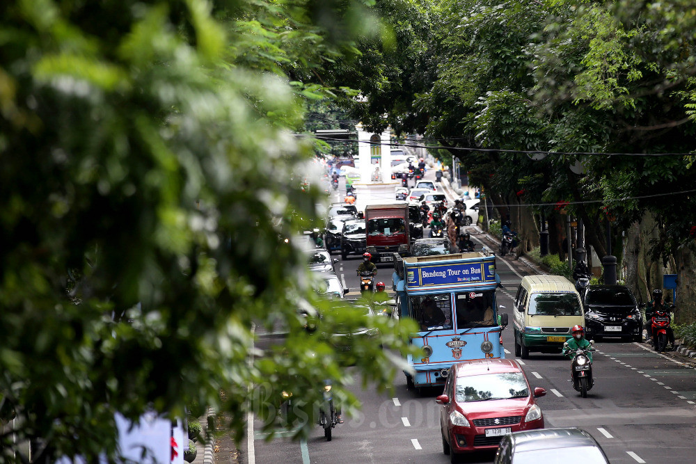  Jelang Perayaan Tahun Baru, Wisatawan Mulai Padati Kota Bandung