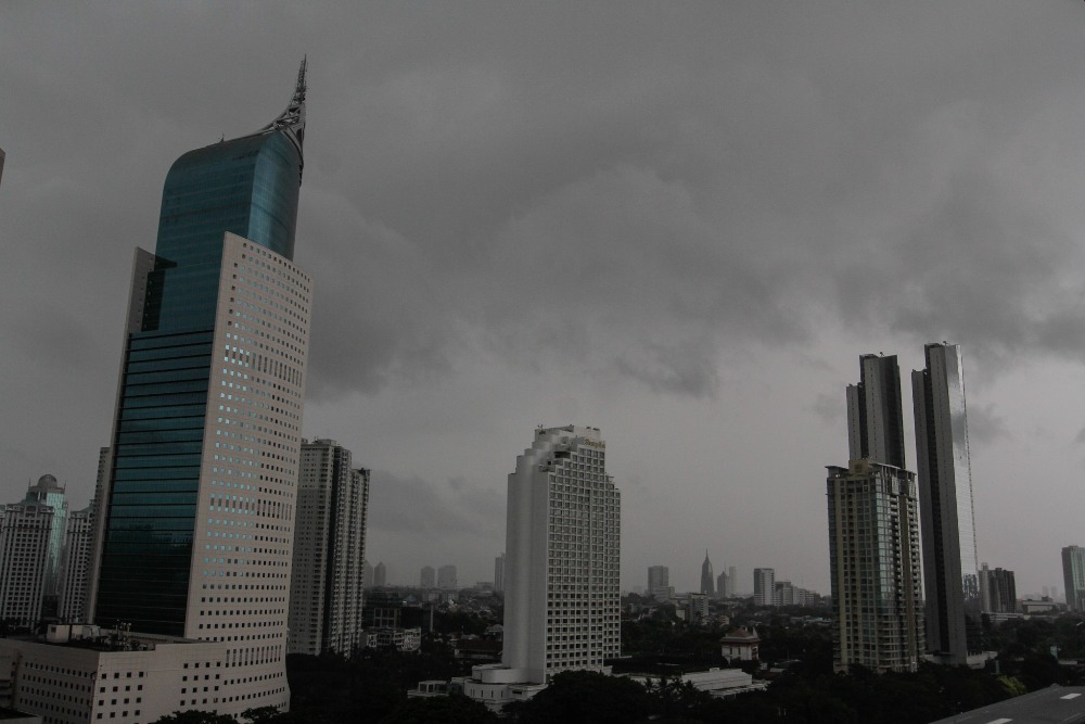 Suasana gedung bertingkat di Jakarta, Selasa (20/12/2022). Badan Meteorologi Klimatologi dan Geofisika (BMKG) melaporkan prakiraan cuaca di Jakarta, Selasa (20/1/2022). JIBI/Bisnis/Fanny Kusumawardhani. 