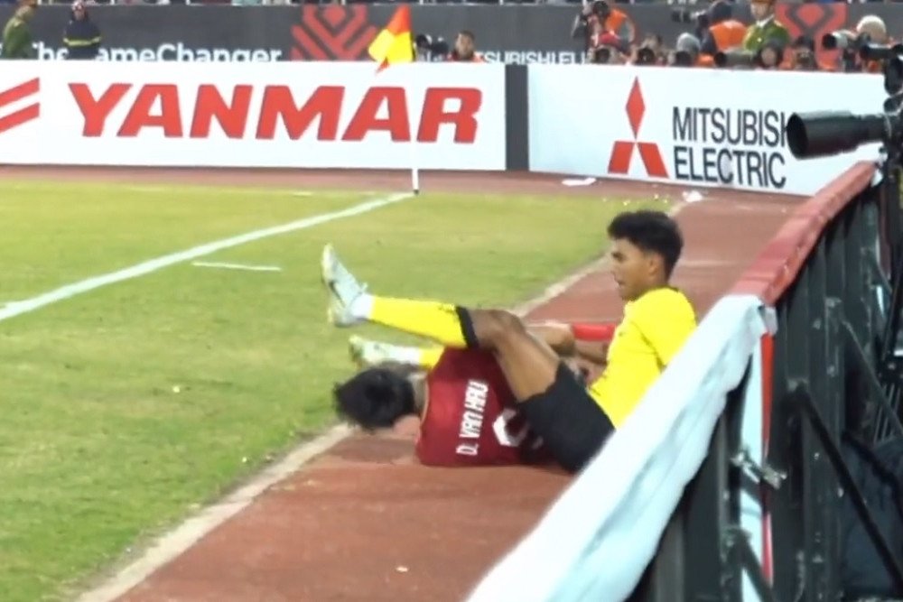  Piala AFF 2022: Pemain Malaysia Tendang Kepala Lawan di Luar Lapangan, Kok Penalti?