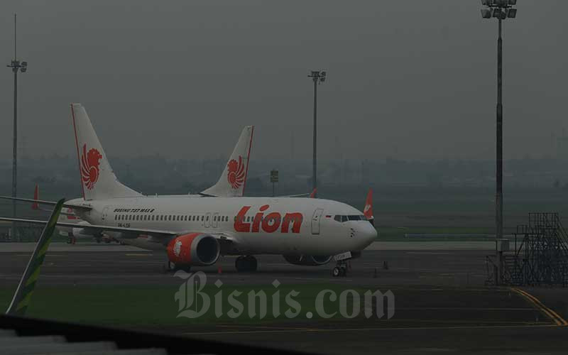 Pesawat Lion Air menjadi latar belakang para calon penumpang di Bandara Bandara Internasional Soekarno Hatta, Tangerang, Senin (12/2/2019). Bisnis/Nurul Hidayat