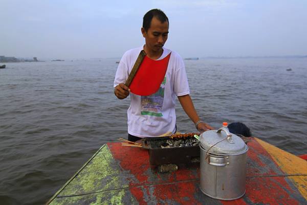 Pedagang makanan di pasar terapung di Sungai Barito/Indonesia Travel
