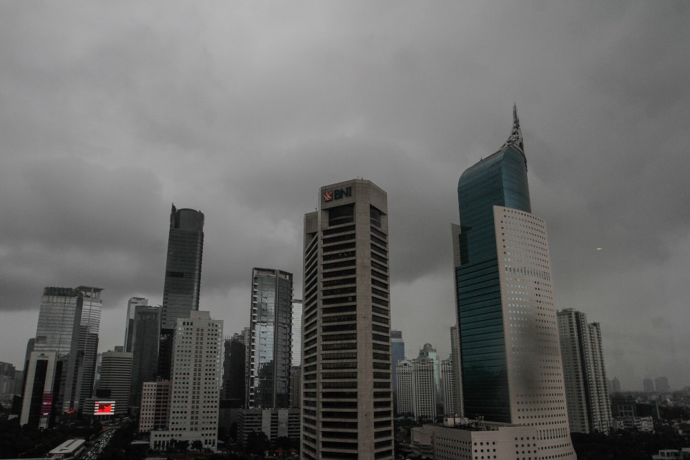 Suasana gedung bertingkat di Jakarta, Selasa (20/12/2022). Badan Meteorologi Klimatologi dan Geofisika (BMKG) melaporkan prakiraan cuaca di Jakarta, Selasa (20/12/2022). BMKG menyebutkan adanya potensi hujan yang dapat disertai kilat/petir dan angin kencang di sebagian wilayah Jakarta Selatan dan Jakarta Timur pada sore hari/Bisnis-Fanny Kusumawardhani 