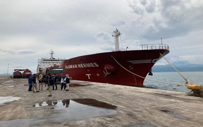 Kapal CPO Sloman Hermes di dermaga umum Pelabuhan Panjang, Bandar Lampung, Kamis (29/12/2022). Dermaga seluas 400 meter itu akan digunakan untuk bongkar muat kendaraan penumpang saat libur tahun baru 2023/Bisnis-Dany Saputra. 