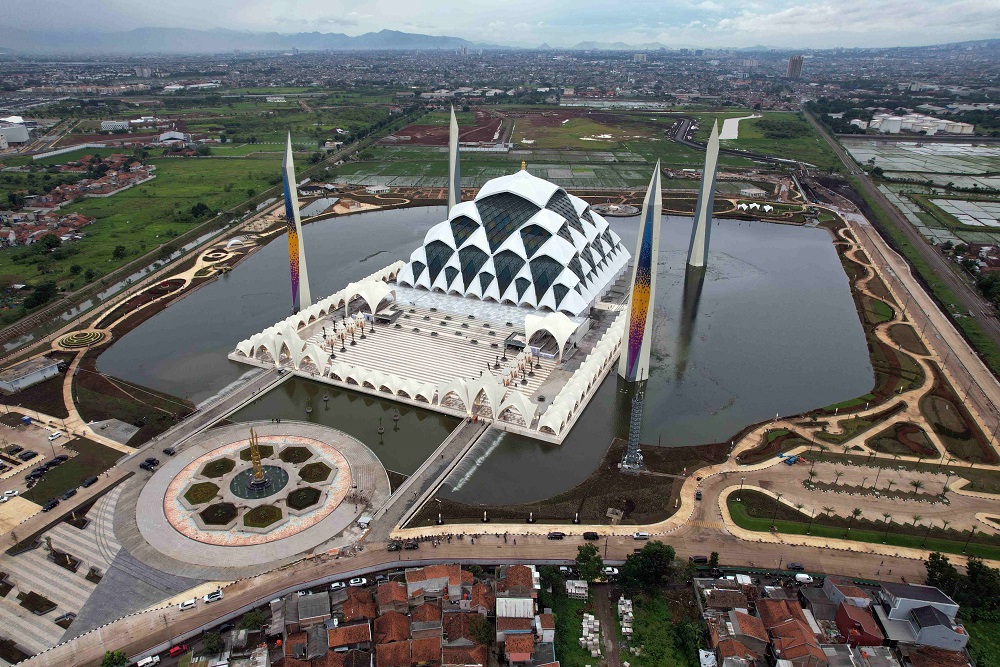  Zulhas Puji Kemegahan Masjid Al Jabbar