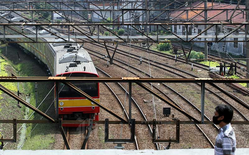 Rangkaian kereta rel listrik (KRL) melintas di kawasan Tanah Abang, Jakarta, Minggu (19/4/2020). Bisnis/Arief Hermawan P 