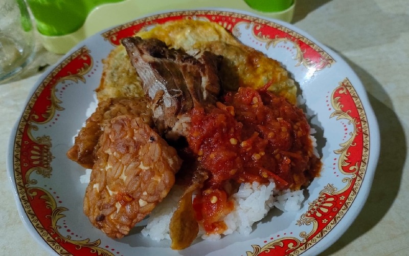  Kilas Nataru 2022: Kuliner Malam Surabaya? Sego Sambel Mak Yeye Pilihannya